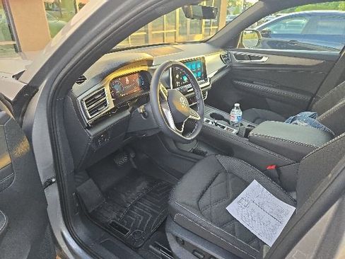 Used 2025 Volkswagen Atlas Cross Sport SE AWD/4WD image 2