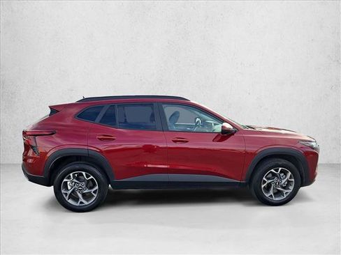 Used 2025 Chevrolet Trax LT FWD image 4