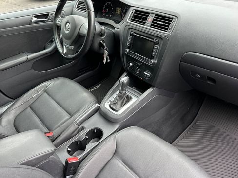 Used 2011 Volkswagen Jetta SE FWD image 16
