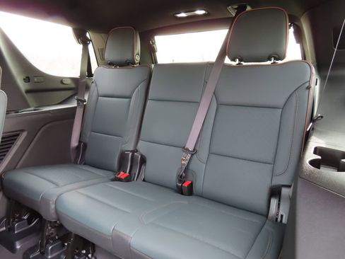 Certified 2025 GMC Yukon AT4 w/ AT4 Premium Package AWD/4WD image 31