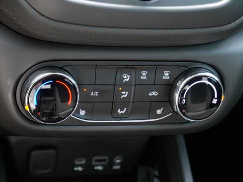 Used 2022 Chevrolet TrailBlazer LT FWD image 23