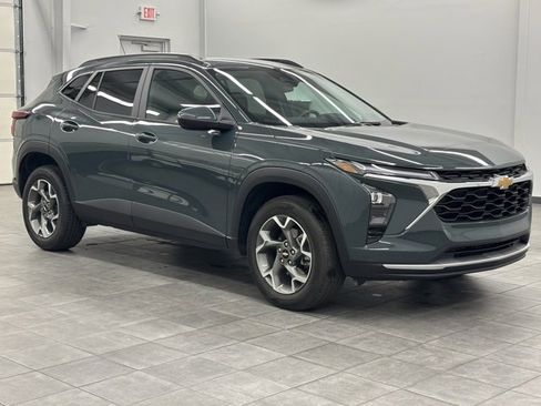 Used 2025 Chevrolet Trax LT image 1
