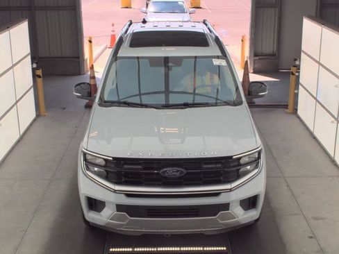 Used 2025 Ford Expedition Platinum w/ Driver's Package AWD/4WD image 2