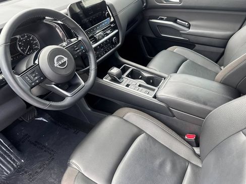 Used 2025 Nissan Pathfinder SL FWD image 9