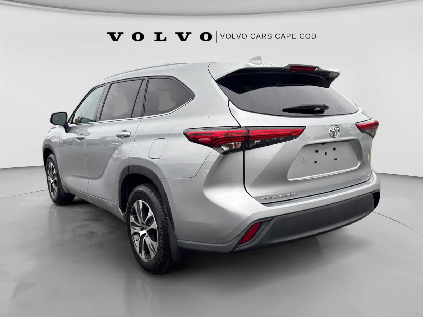 Used 2021 Toyota Highlander XLE AWD/4WD image 5