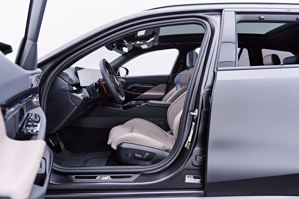 Used 2026 BMW M5 Touring AWD/4WD image 42