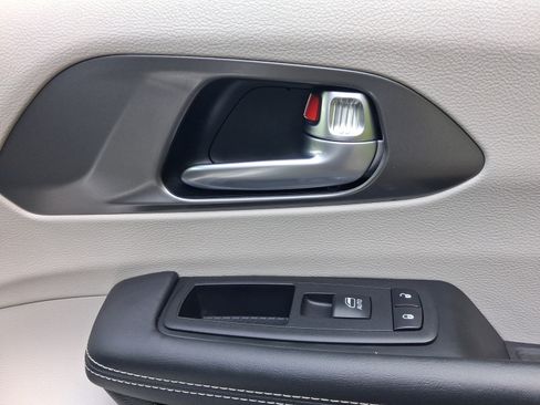 Used 2024 Chrysler Pacifica Touring-L FWD image 31