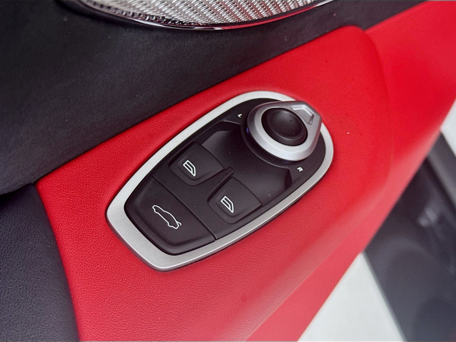 Used 2026 Aston Martin V8 Vantage S RWD image 17