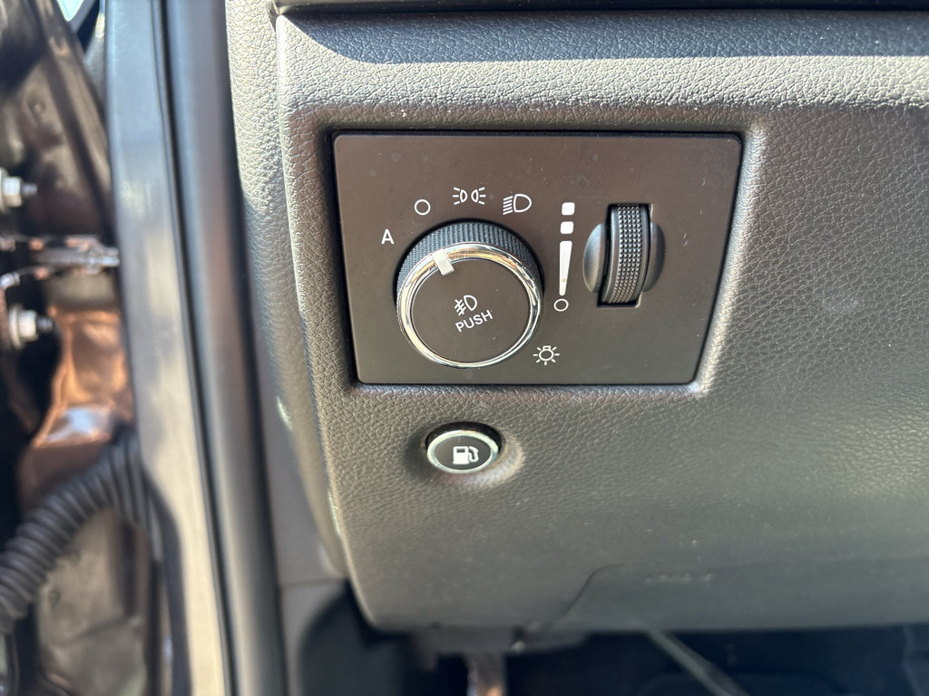 Used 2021 Jeep Grand Cherokee Laredo AWD/4WD image 13