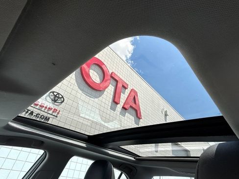Used 2018 Toyota Camry XSE FWD image 18
