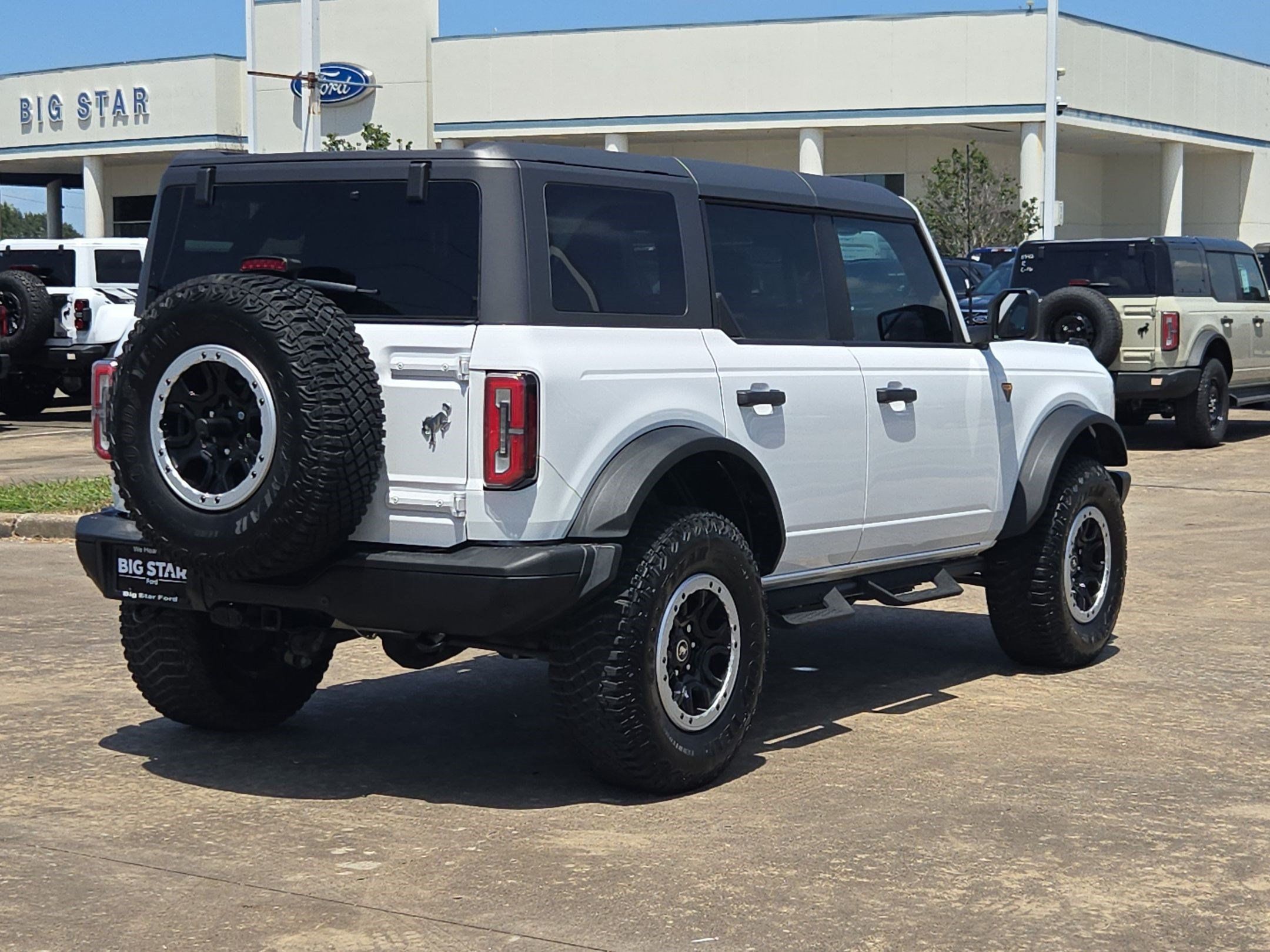 Used 2023 Ford Bronco Badlands w/ Sasquatch Package AWD/4WD image 3