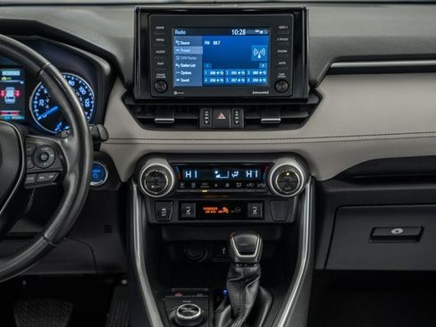 Used 2022 Toyota RAV4 XLE Premium image 23