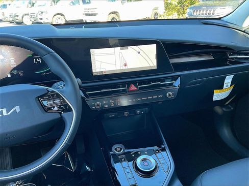 New 2025 Kia Niro EX image 13