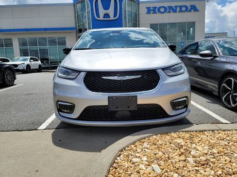 Used 2024 Chrysler Pacifica Touring-L FWD image 2