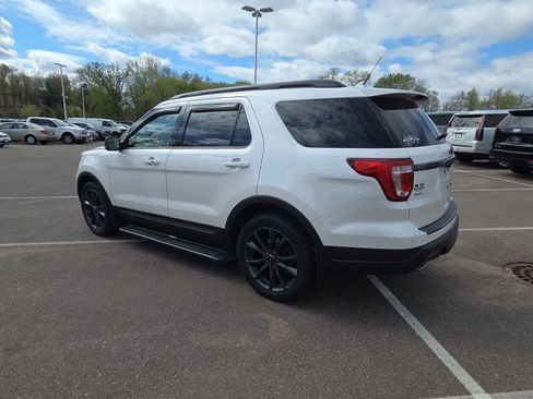 Used 2018 Ford Explorer XLT w/ Equipment Group 202A AWD/4WD image 4