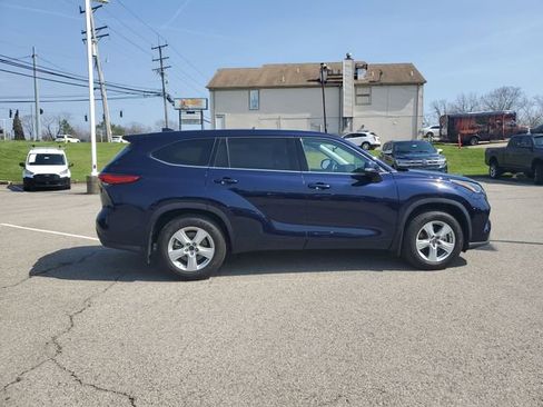 Used 2021 Toyota Highlander LE image 3