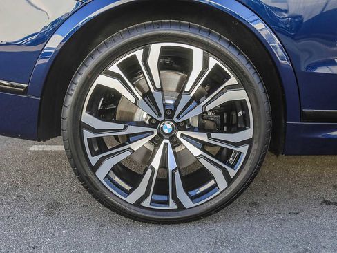 Used 2025 BMW X7 M60i image 8