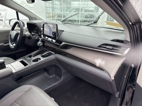 Used 2022 Toyota Sienna Limited image 31