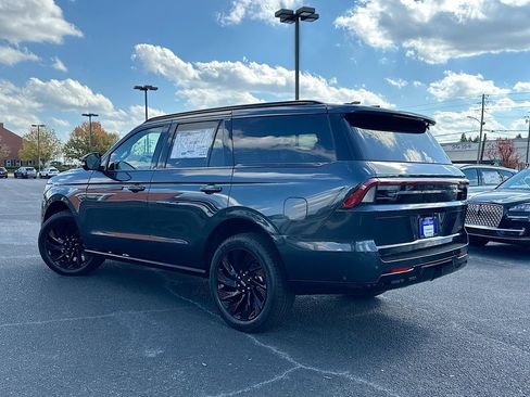 New 2025 Lincoln Navigator Reserve w/ Jet Appearance Package AWD/4WD image 6
