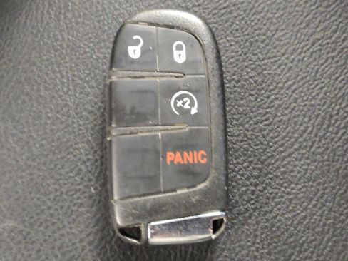 Used 2018 Jeep Compass Latitude w/ Cold Weather Group FWD image 32