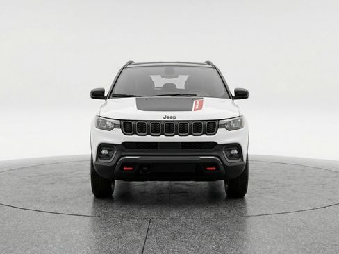 Used 2025 Jeep Compass Trailhawk AWD/4WD image 2