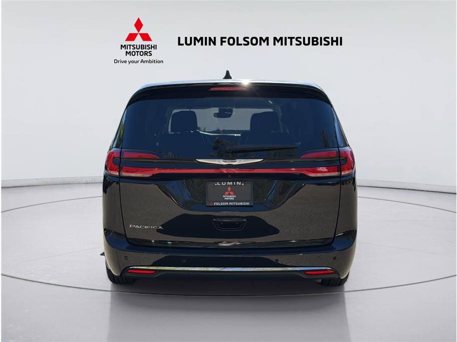 Used 2024 Chrysler Pacifica Touring-L FWD image 4