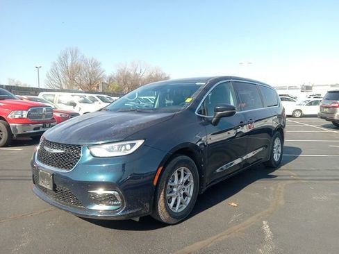 Used 2023 Chrysler Pacifica Touring-L image 3