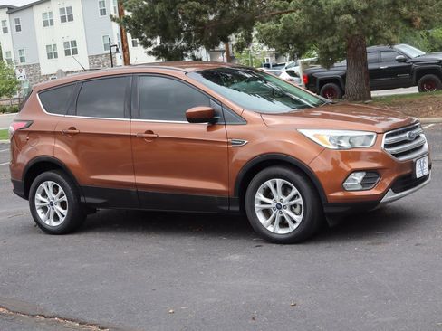 Used 2017 Ford Escape SE w/ SE Cold Weather Package AWD/4WD image 2