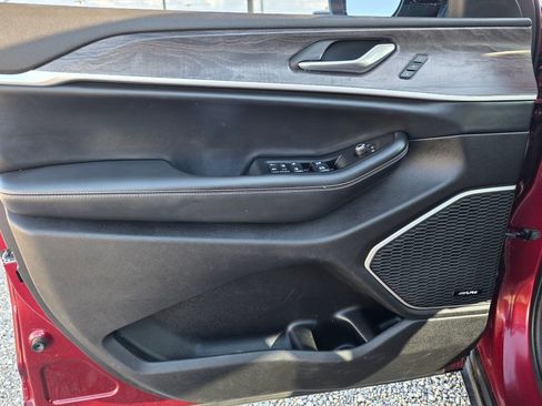 Used 2022 Jeep Grand Cherokee L Limited w/ Black Appearance Package image 9