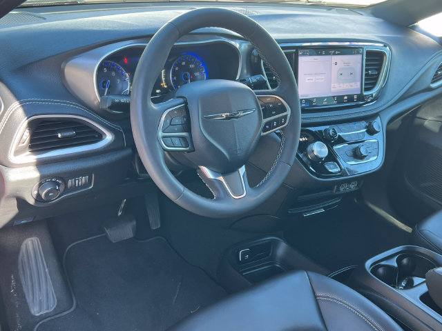 Used 2025 Chrysler Pacifica Select FWD image 18