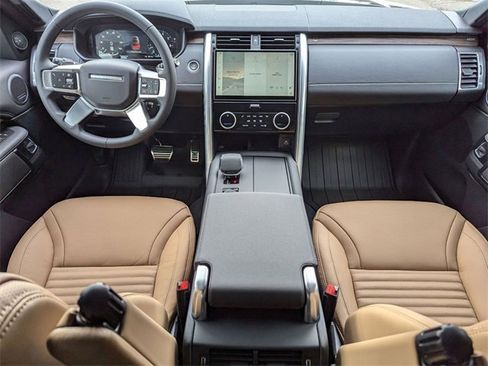 New 2025 Land Rover Discovery Dynamic SE image 14