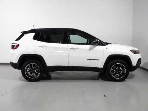 Used 2025 Jeep Compass Trailhawk AWD/4WD image 4
