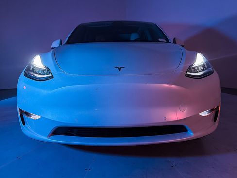 Used 2022 Tesla Model Y Long Range AWD/4WD image 5