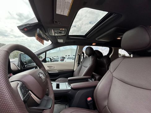 Used 2023 Toyota Sienna Platinum FWD image 12