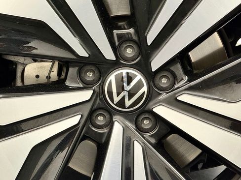 Used 2025 Volkswagen Atlas Cross Sport SE image 15