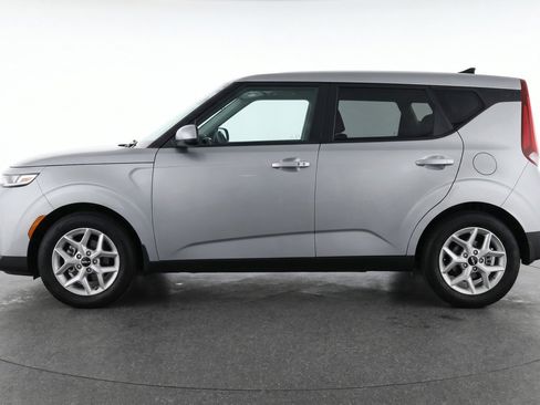 Used 2025 Kia Soul LX w/ LX Technology Package FWD image 4