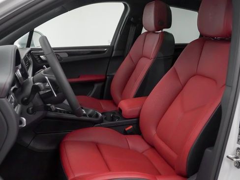 Used 2025 Porsche Macan image 5