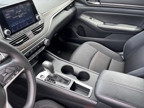 Used 2025 Nissan Altima 2.5 SV FWD image 40