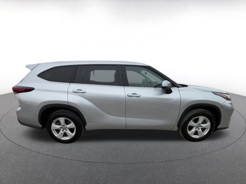 Used 2025 Toyota Highlander LE FWD image 16