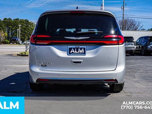 Used 2024 Chrysler Pacifica Touring-L image 13