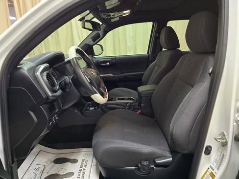 Used 2017 Toyota Tacoma TRD Off-Road w/ Premium & Technology Package image 13