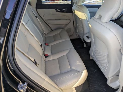 Used 2019 Volvo XC60 T6 Momentum w/ Multimedia Package image 21