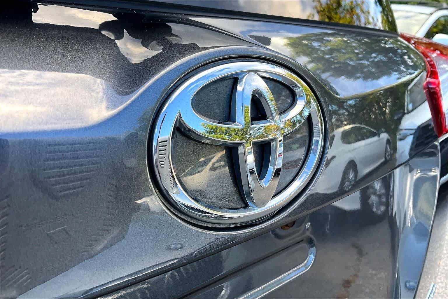 Used 2015 Toyota RAV4 Limited w/ Technology Package AWD/4WD image 30