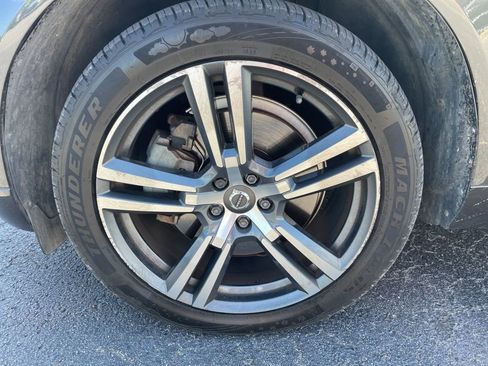 Used 2018 Volvo XC60 T6 Momentum w/ Vision Package AWD/4WD image 12