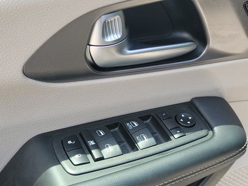 Used 2023 Chrysler Pacifica Touring-L FWD image 22