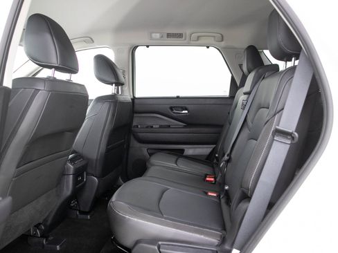 Used 2024 Nissan Pathfinder SL AWD/4WD image 16