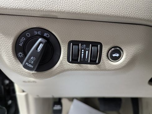 Used 2013 Chrysler 300 C w/ Light Group image 13