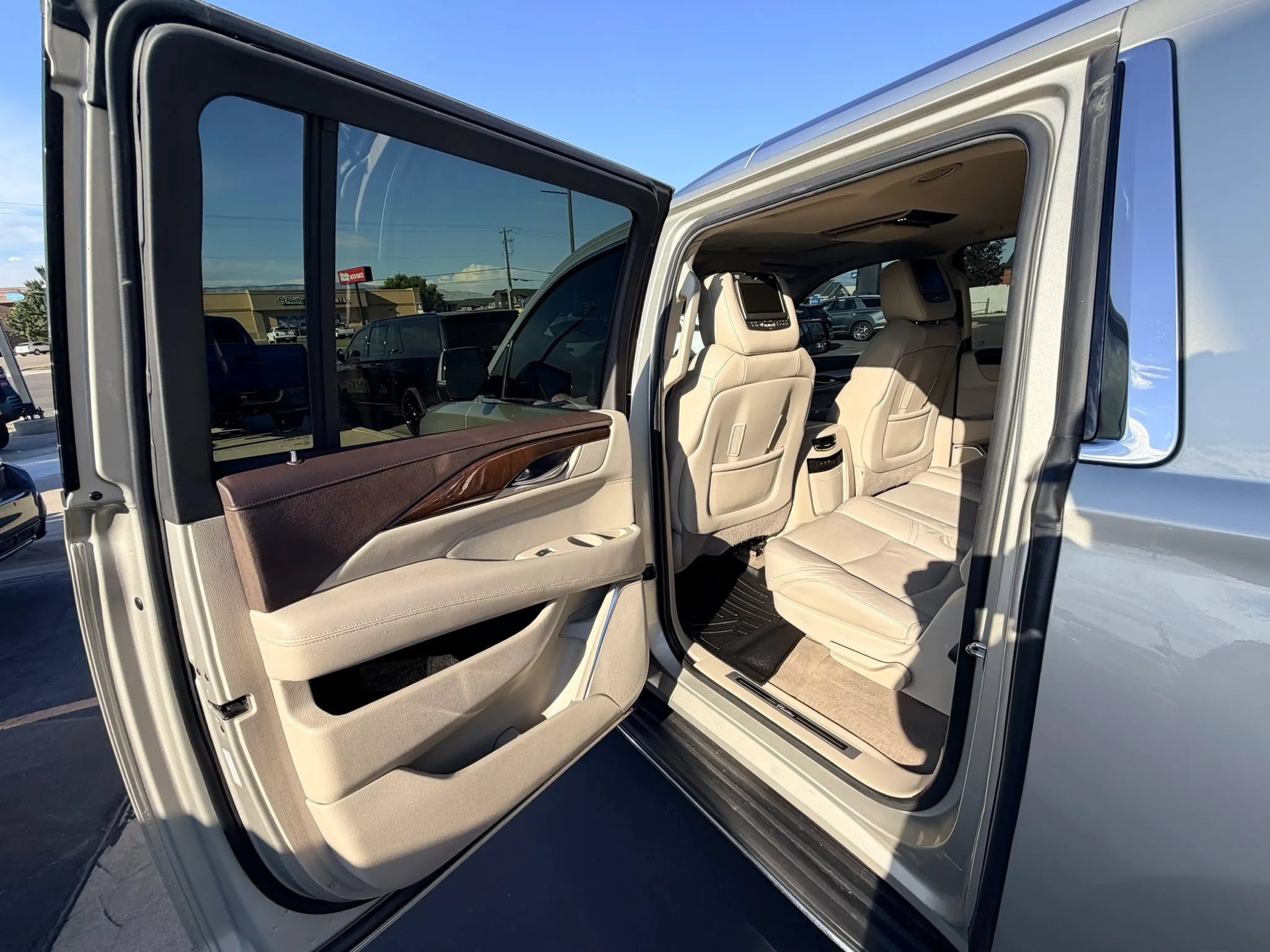 Used 2017 Cadillac Escalade ESV Premium Luxury AWD/4WD image 22