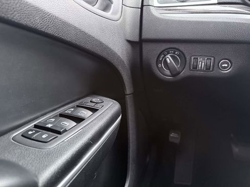 Used 2022 Chrysler 300 Touring w/ Sport Appearance Package image 21