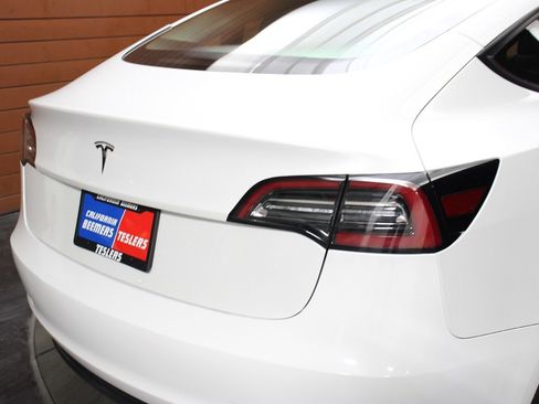 Used 2023 Tesla Model 3 Standard Range image 12